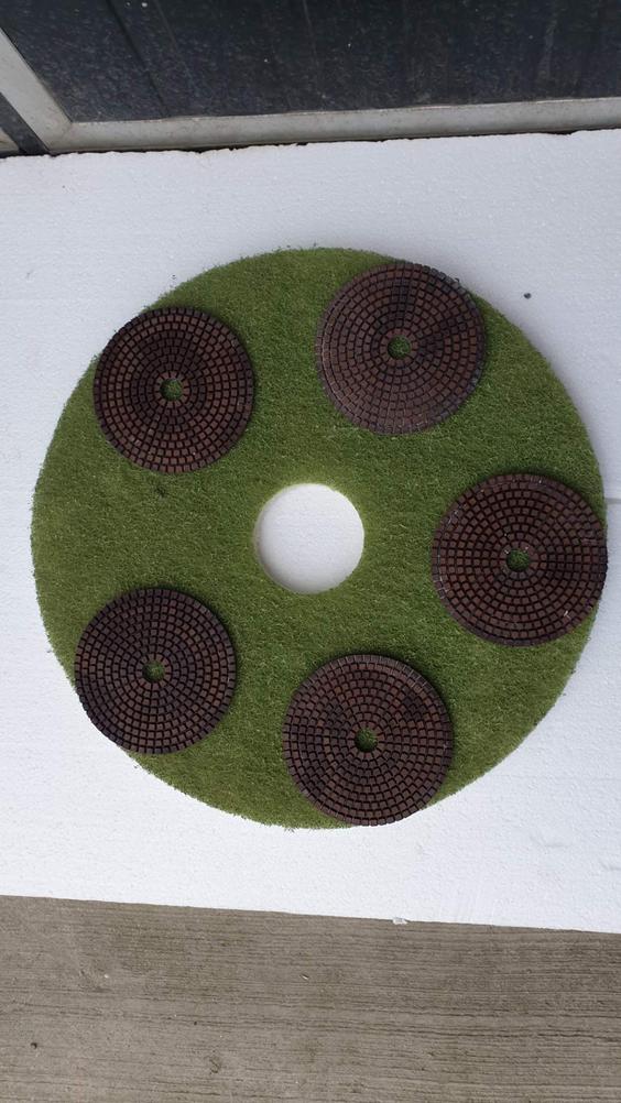 HybridPads Ø125 mm fastsatta med vårt fästsystem på en vanlig skurrondell som kunden fixar själv.